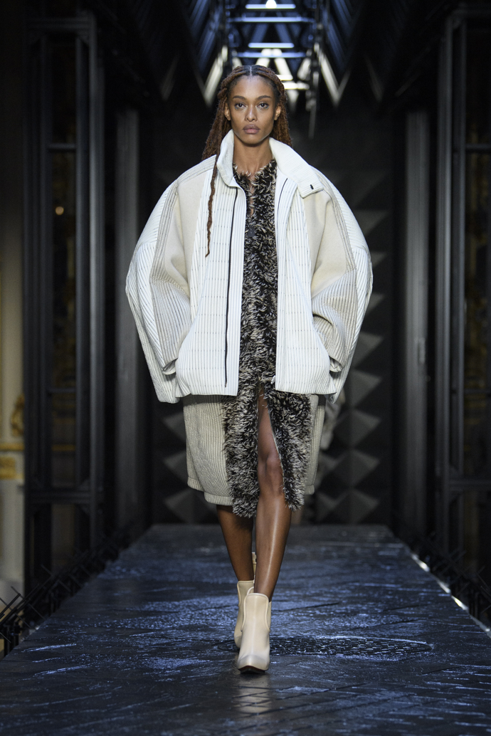 Prohlédněte si kolekci Louis Vuitton Ready to Wear Fall Winter 2023...
