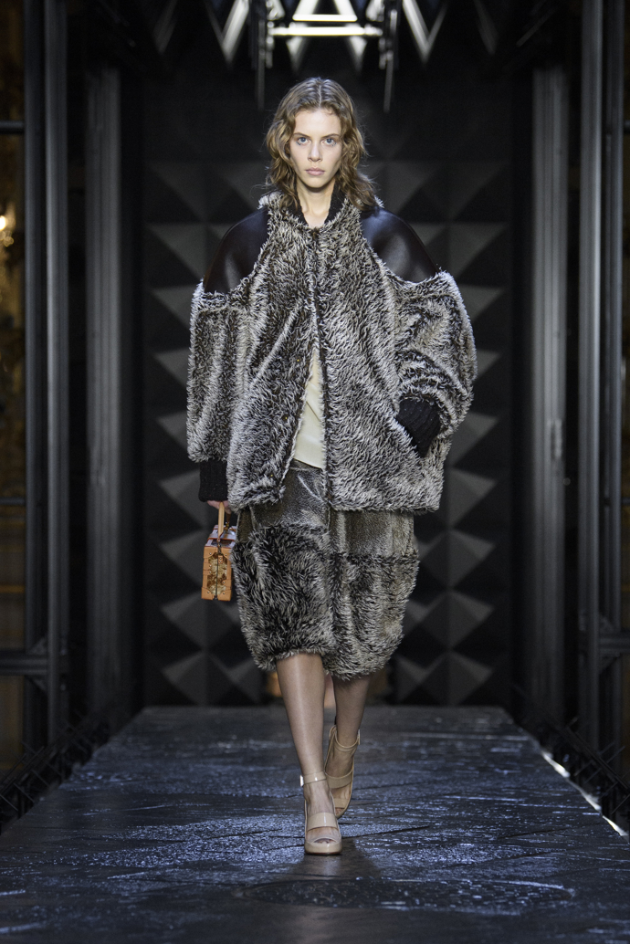 Prohlédněte si kolekci Louis Vuitton Ready to Wear Fall Winter 2023...
