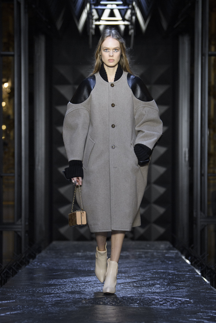 Prohlédněte si kolekci Louis Vuitton Ready to Wear Fall Winter 2023...
