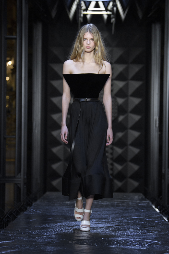 Prohlédněte si kolekci Louis Vuitton Ready to Wear Fall Winter 2023...
