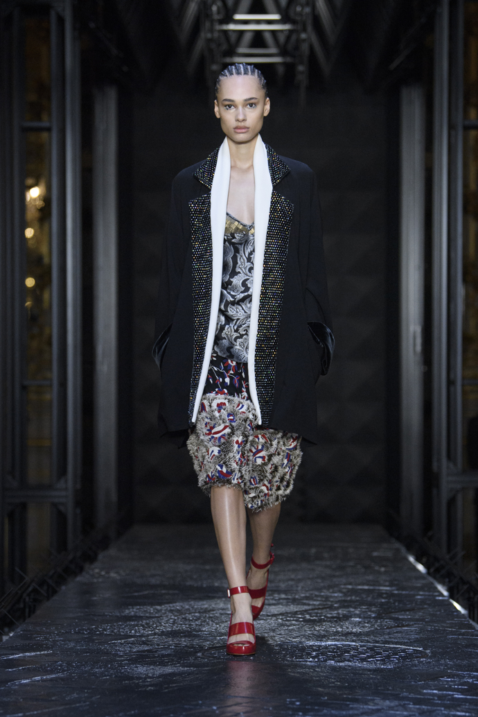 Prohlédněte si kolekci Louis Vuitton Ready to Wear Fall Winter 2023...

