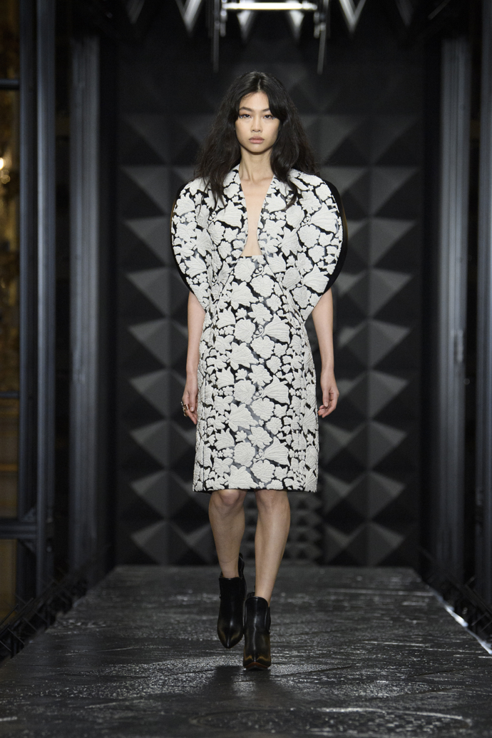 Prohlédněte si kolekci Louis Vuitton Ready to Wear Fall Winter 2023...
