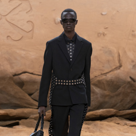 Prohlédněte si kolekci Off-White Ready to Wear Fall Winter 2023...
Prohlédněte si kolekci Off-White Ready to Wear Fall Winter 2023...