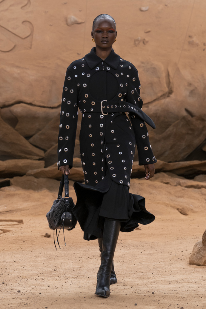Prohlédněte si kolekci Off-White Ready to Wear Fall Winter 2023...
