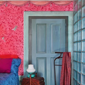 Na stěnách ložnice druhého apartmánu Vanda uplatnila zkušenosti s restaurováním zámeckých interiérů. Šablona má evokovat brokátové textilní tapety, nechybí ani bordura a vymalované ručně jsou také záhyby draperie, naznačující oponu jako v divadle. Luxferová stěna odděluje koupelnu, do které proniká denní světlo. Autorem obrazu je Lukáš Patlevič. Všechny dveře včetně obložek jsou upravené tak, aby připomněly původní, a nahradily panelákové dveře s kovovými rámy, které tu zůstaly ze 70. let.
Na stěnách ložnice druhého apartmánu Vanda uplatnila zkušenosti s restaurováním zámeckých interiérů. Šablona má evokovat brokátové textilní tapety, nechybí ani bordura a vymalované ručně jsou také záhyby draperie, naznačující oponu jako v divadle. Luxferová stěna odděluje koupelnu, do které proniká denní světlo. Autorem obrazu je Lukáš Patlevič. Všechny dveře včetně obložek jsou upravené tak, aby připomněly původní, a nahradily panelákové dveře s kovovými rámy, které tu zůstaly ze 70. let.