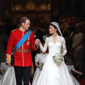 Kate Middleton
Když se 29. dubna 2011 provdala za prince Williama, Kate Middleton v šatech od Sarah Burton pro Alexandera McQueena sledovaly miliony očí. Dnes jsou považovány za jedny z nejvlivnějších svatebních šatů všech dob. Tento kus doplnila o diadém zapůjčený od královny Alžběty II. se závojem vyšívaným květinami.
Kate Middleton
Když se 29. dubna 2011 provdala za prince Williama, Kate Middleton v šatech od Sarah Burton pro Alexandera McQueena sledovaly miliony očí. Dnes jsou považovány za jedny z nejvlivnějších svatebních šatů všech dob. Tento kus doplnila o diadém zapůjčený od královny Alžběty II. se závojem vyšívaným květinami.