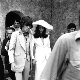 Bianca Jagger
Herečku Biancu Jagger zdobil 12. května 1971, v den její svatby s Mickem Jaggerem v St. Tropez, bílý set od Yvese Saint Laurenta. Šikmá sukně a sako Le Smoking diskrétně skrývaly její bříško, protože byla v té době ve čtvrtém měsíci těhotenství. Nevěstin slonovinový klobouk se širokou krempou také udával trendy jako náhrada klasického závoje. Zkrátka přelomové.
Bianca Jagger
Herečku Biancu Jagger zdobil 12. května 1971, v den její svatby s Mickem Jaggerem v St. Tropez, bílý set od Yvese Saint Laurenta. Šikmá sukně a sako Le Smoking diskrétně skrývaly její bříško, protože byla v té době ve čtvrtém měsíci těhotenství. Nevěstin slonovinový klobouk se širokou krempou také udával trendy jako náhrada klasického závoje. Zkrátka přelomové.