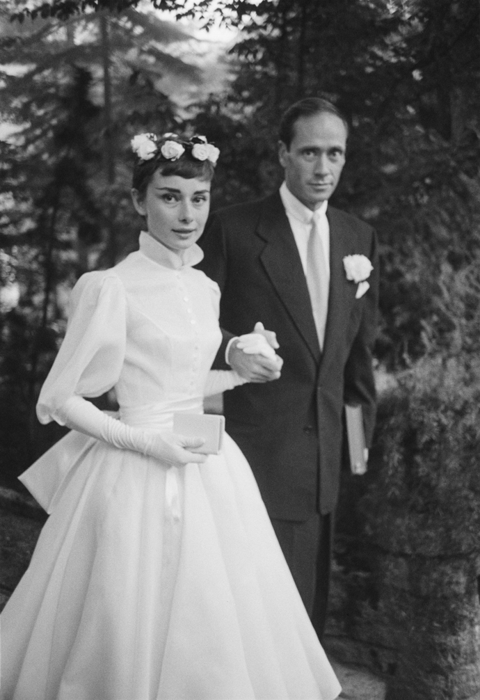 Audrey Hepburn

Nevěsta měla na sobě šaty s dlouhou sukní od Pierra Balmaina z 50. let. Romantická róba se staženým pasem s mašlí vzadu jí vysloužily místo mezi nejlépe oblečenými nevěstami své doby. Místo závoje si Audrey dala do vlasů růže.
