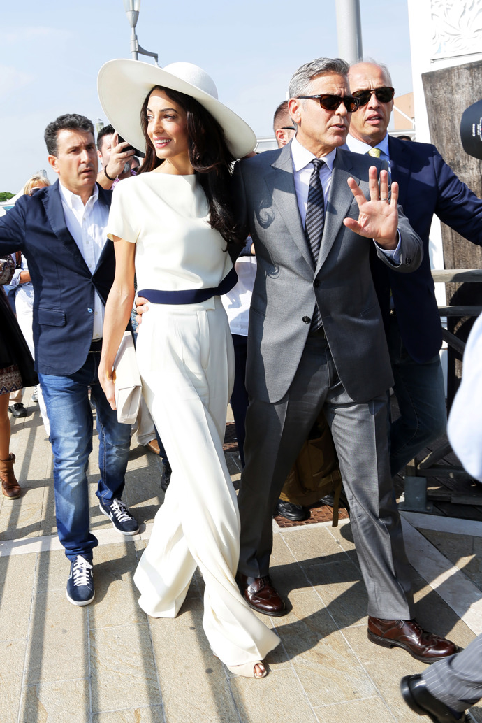 Amal Clooney

Během civilního obřadu Amal Clooney a George Clooneyho v Benátkách 29. září 2014 mohli tamější v uličkách města zahlédnout dívku, která oblékla sofistikovaný svatební oblek. Moc takových nevěst nevídáme, o to příjemnější je na nějakou takovou narazit. V obleku od Stelly McCartney způsobila Amal revoluci ve svatební módě. Dvoudílná souprava obsahovala krémové široké kalhoty a top, který dokonale ladil s kloboukem se širokou krempou.

