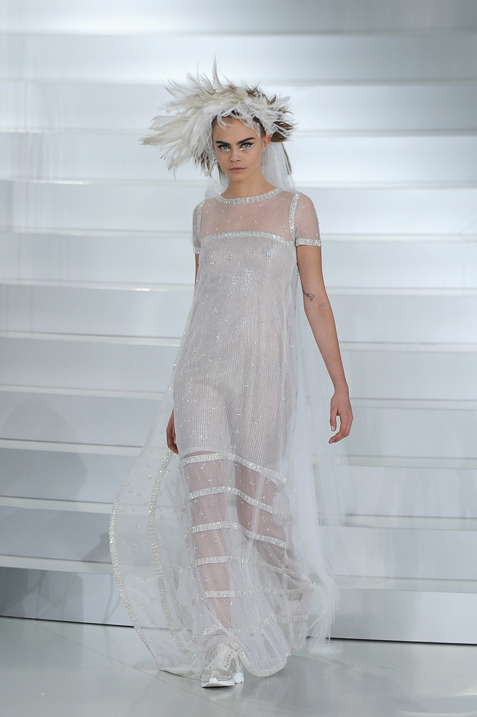 CHANEL

Jaro-léto 2014

Modelka Cara Delevingne byla jednou ze zásadních CHANEL brides a jednou z posledních Lagerfeldových múz. V této roli uzavírala Haute Couture show pro jaro a léto 2014.
