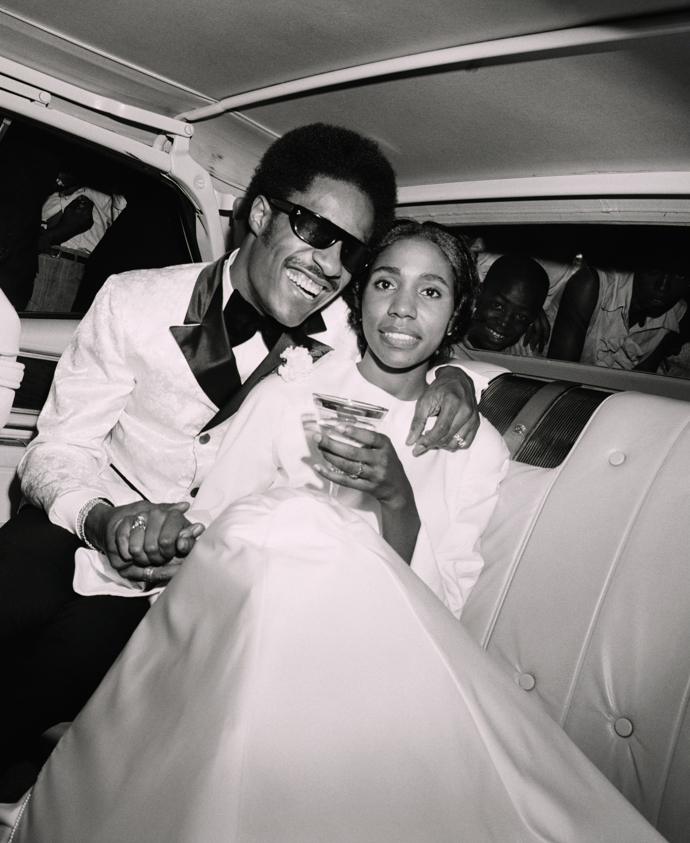 Syreeta Wright

14. září 1970: Pro svou svatbu s hudebníkem Steviem Wonderem, která se odehrála v Detroitu, si Syreeta Wright oblékla klasické šaty v barvě slonoviny, zdobil je kulatý výstřih a výrazné rukávy. Aby svému oděvu dodala něco navíc, doplnila jej o živou lilii a vlasy si stáhla do dvou postranních drdolů. 
