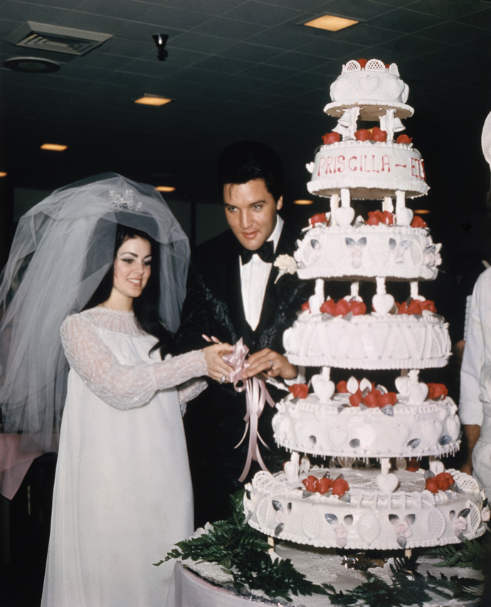 Priscilla Presley 

Když se Priscilla 1. května 1967 v Las Vegas provdala za Elvise Presleyho, měla na sobě hedvábné a šifonové krátké šaty s korálkovým výstřihem a dlouhými rukávy. Do historie vstoupil i její nadýchaný závoj, zakončený korunkou.
