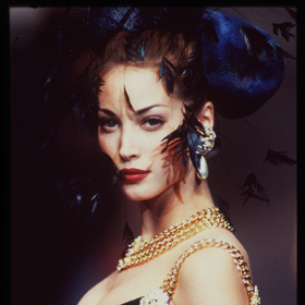 CHANEL

1992

Modelka Christy Turlington oblékla na módní molo jednoduché černé šaty se záplavou zlaté bižuterie s ikonickými kaméliemi. Pokud někdo z hostů oblékne takovou eleganci, zlobit se nebudeme. Ovšem mohlo by nastat drobné faux pas – tyto šaty na sebe totiž už jednou oblékla Lily-Rose Depp, a to právě při příležitosti Met Gala.
