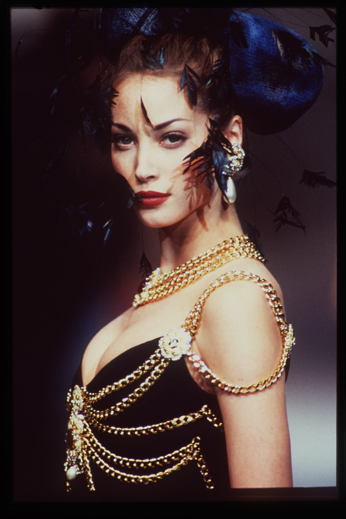 CHANEL

1992

Modelka Christy Turlington oblékla na módní molo jednoduché černé šaty se záplavou zlaté bižuterie s ikonickými kaméliemi. Pokud někdo z hostů oblékne takovou eleganci, zlobit se nebudeme. Ovšem mohlo by nastat drobné faux pas – tyto šaty na sebe totiž už jednou oblékla Lily-Rose Depp, a to právě při příležitosti Met Gala.
