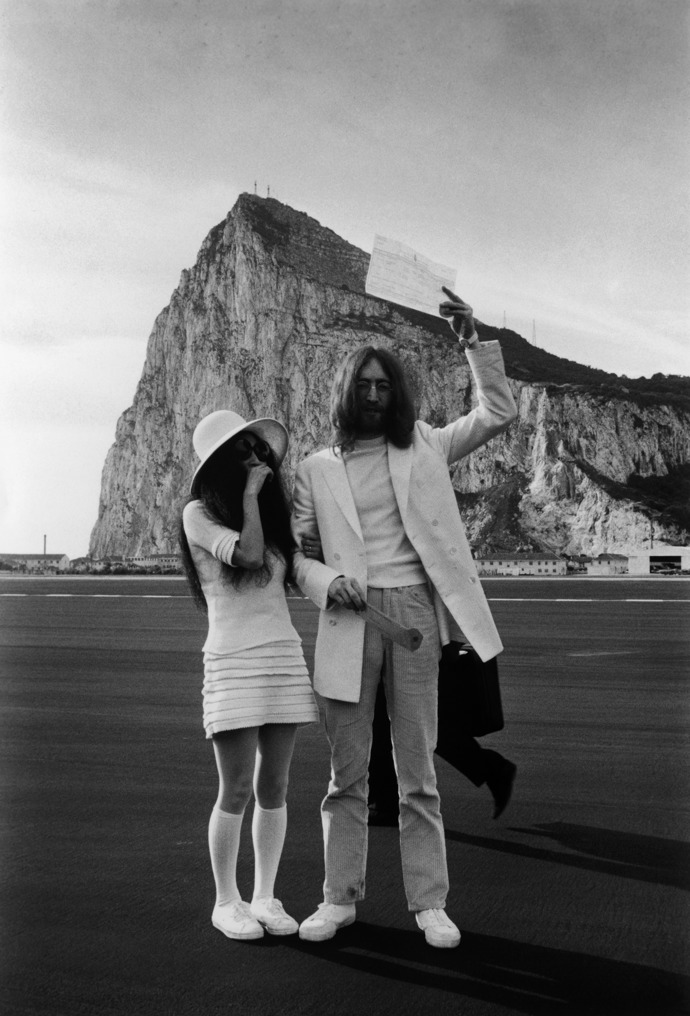 Yoko Ono

Yoko Ono se provdala za Johna Lennona na Gibraltaru v roce 1969, na sobě měla skromné bílé minišaty doplněné slunečním kloboukem, obrovskými slunečními brýlemi a nadkolenkami. Přesně podle Yoko gusta.
