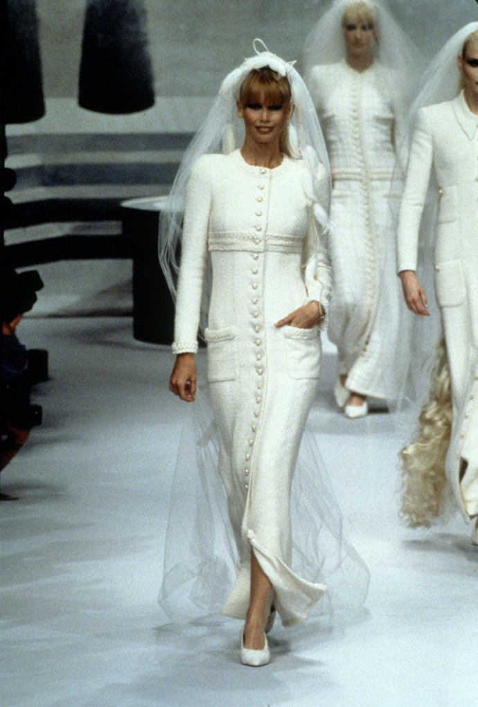 CHANEL

Podzim 1995

Claudia Schiffer je jednou z nejvýznamnějších CHANEL brides. Této role se zhostila hned několikrát. I na přehlídce CHANEL Haute Couture 1995.
