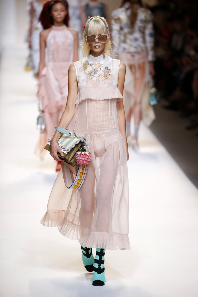 Fendi

Jaro-léto 2017

Modelka má na sobě šaty navržené duem Silvia Venturini Fendi a Karl Lagerfeld. Naše přání je, aby se na schodech MET prošel někdo, kdo na sebe oblékne funky kreace z dob Fendi pod vládou německého návrháře...
