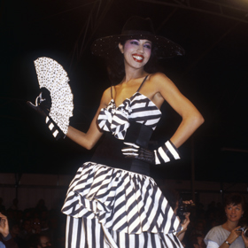 Fendi

jaro-léto 1983

Modelka má na sobě černobílé pruhované konfekční koktejlové šaty a klobouk s krempou od německého  Karla Lagerfelda pro francouzský módní dům Chloé. 
