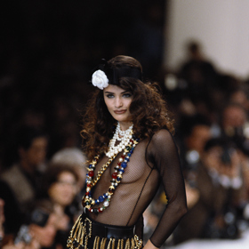 CHANEL

podzim-zima 1991-1992

Supermodelka Helena Christensen na sobě měla síťované body a korálkovou sukni, róbu modelovala během Karlovy módní přehlídky pro CHANEL v Paříži.
