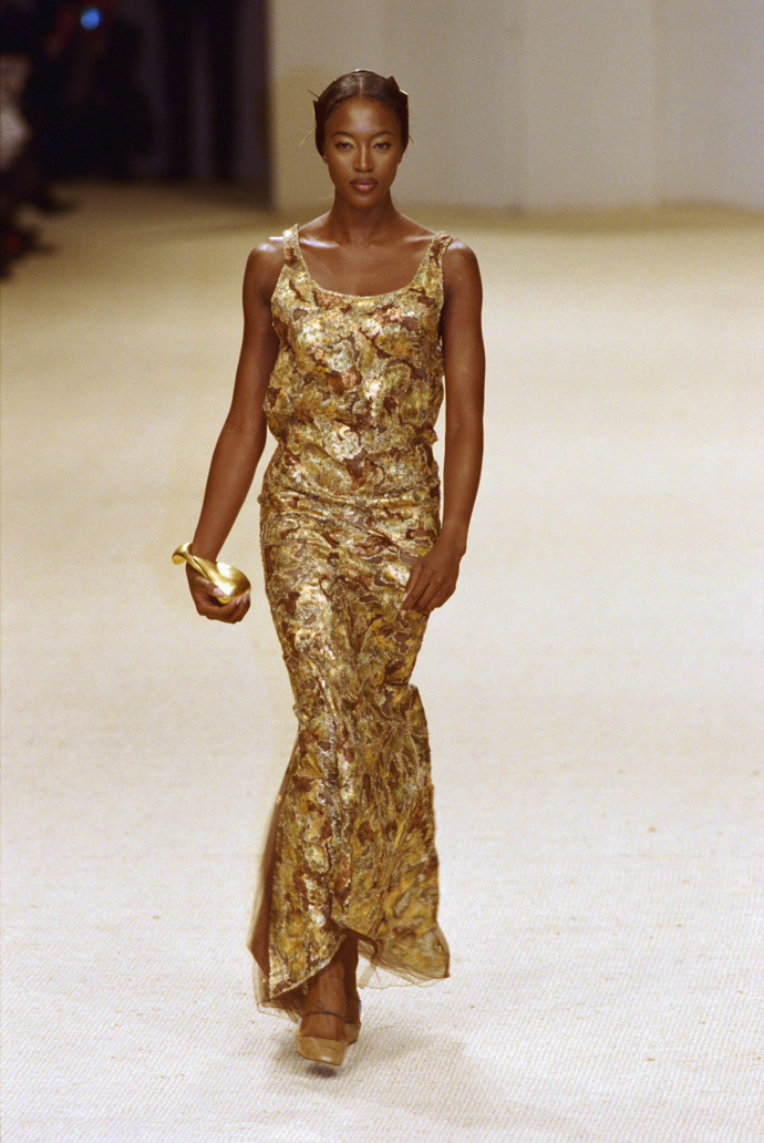 CHANEL

Jaro-léto 1999

Topmodelka Naomi Campbell měla na sobě zlaté dámské šaty haute couture navržené Karlem na přehlídce jaro-léto 1999.
