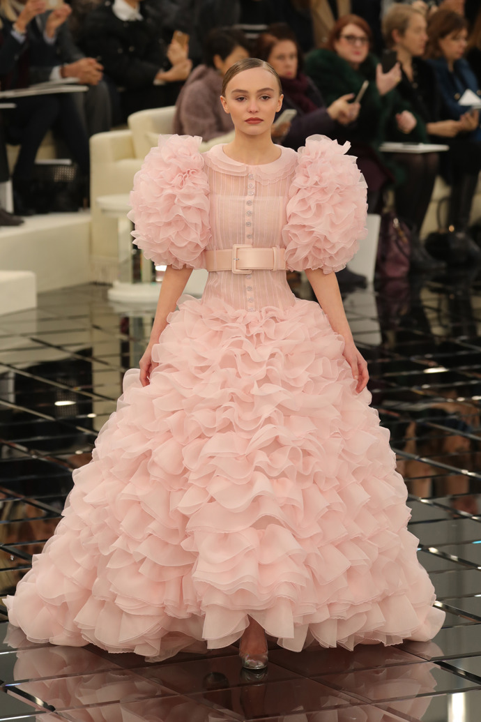 CHANEL

Jaro-léto 2017

Stejnou roli si zahrála Lily-Rose Depp, která v nezapomenutelných růžových šatech uzavřela Haute Couture přehlídku pro jaro a léto roku 2017. Byl by hřích neukázat tyto šaty i na schodech MET...
