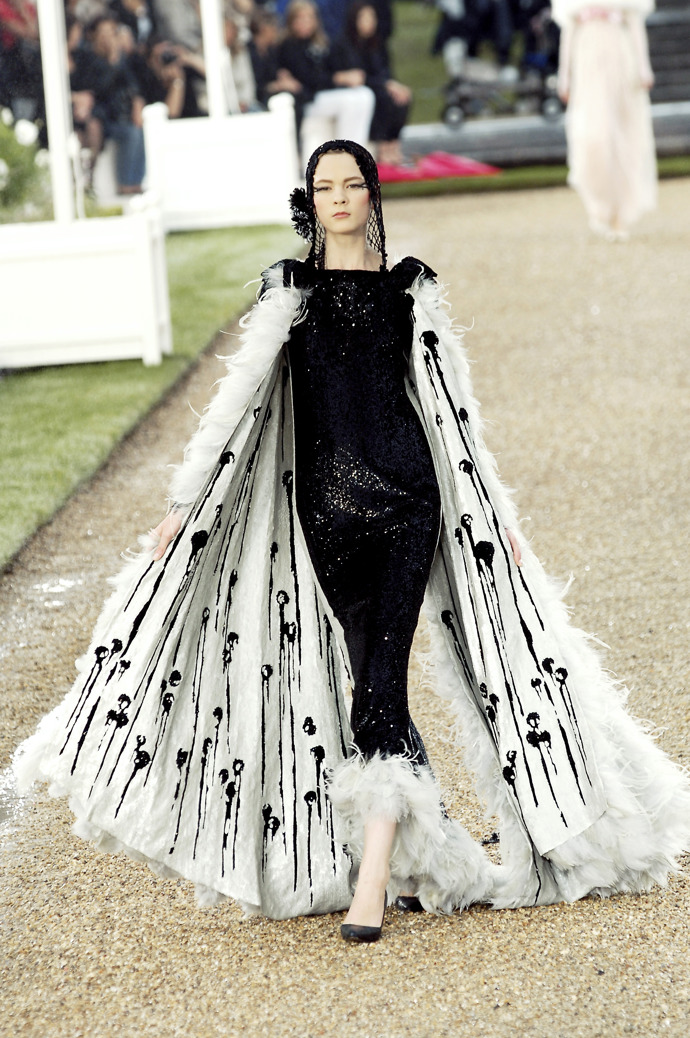 CHANEL

Podzim-zima 2007-2008

Haute Couture přehlídka Podzim-zima 2007-2008 a impozantní róba, kterou tipujeme jako dress code některé z topmodelek. Můžete hádat s námi.
