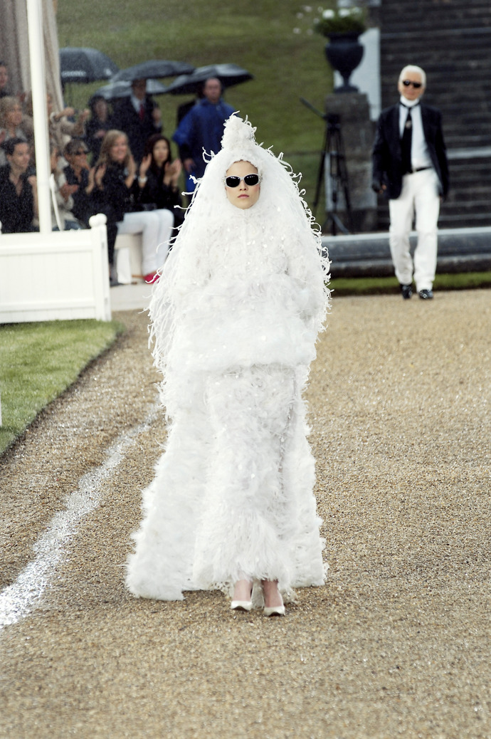 CHANEL

Podzim-zima 2007-2008

Haute Couture přehlídka Podzim-zima 2007-2008 a šaty, které Karl doplnil podvratnými agentskými brýlemi.  I to bude skvělá volba na pondělní večer.
