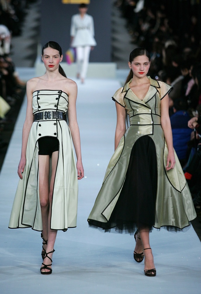 Fendi

Podzim-zima 2007

Modelky se procházejí na módní přehlídce Fendi Great Wall of China, která se konala v říjnu roku 2007 na samotné Velké čínské zdi. Oživí někdo tyto konkrétní róby? Doufáme.
