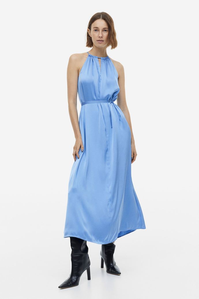  

Dlouhé saténové šaty, 999 Kč, H&M
