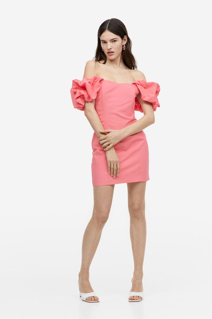  

Šaty s odhalenými rameny, 999 Kč, H&M
