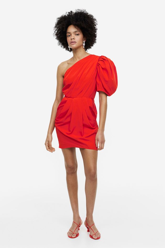  

Šaty s odhaleným ramenem, 1399 Kč, H&M
