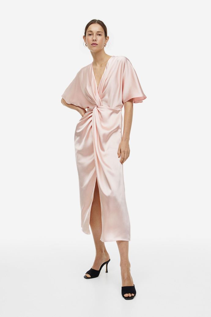  

Řasené saténové šaty, 1299 Kč, H&M
