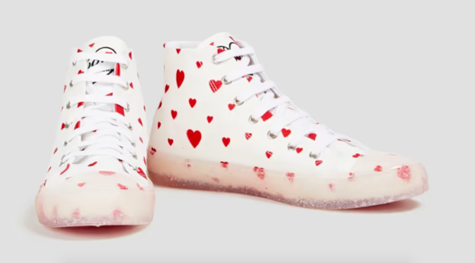  

Tenisky s potiskem srdíček, 1976 Kč, Love Moschino, prodává theoutnet.com
