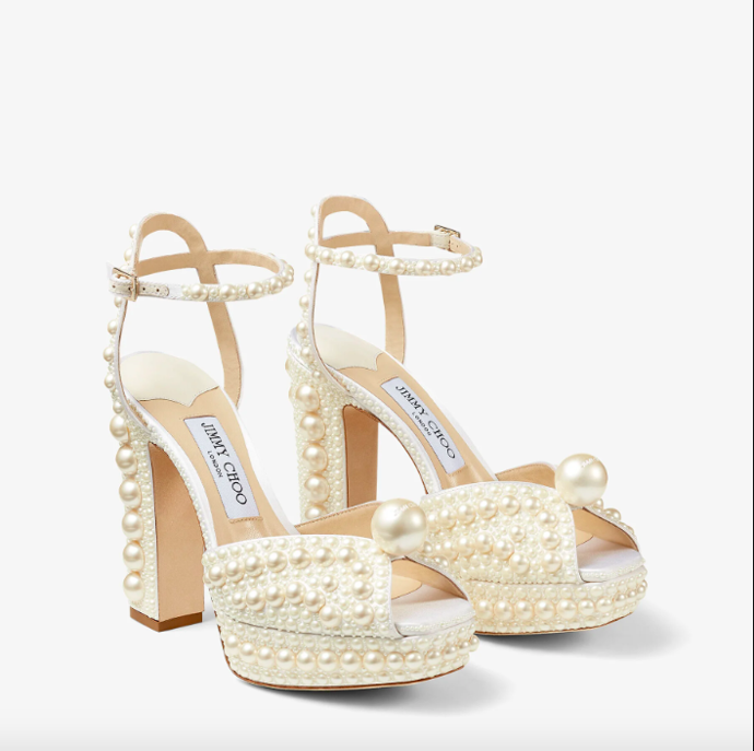  

Perlové sandály na platformě Sacaria, 39 900 Kč, Jimmy Choo 
