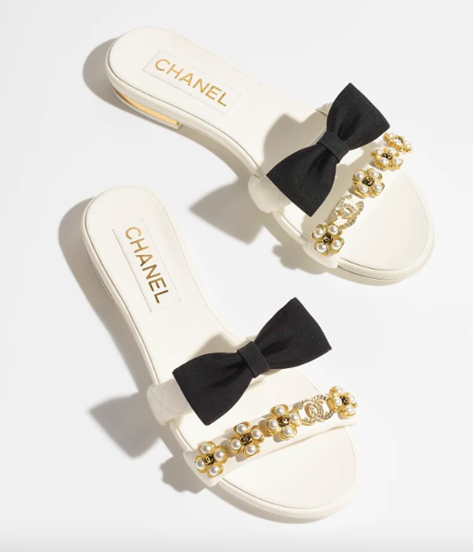  

Nazouváky z jehněčí kůže, 37 500 Kč, Chanel 
