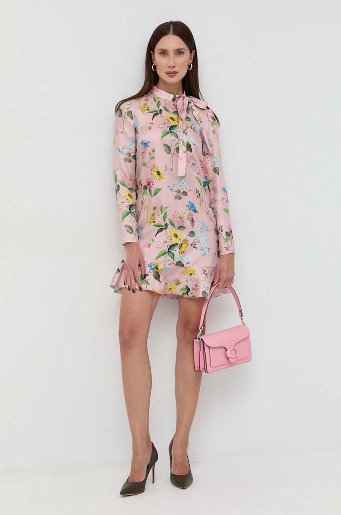  

Šaty s hedvábím Red Valentino, 16 999 Kč, prodává Answear.cz
