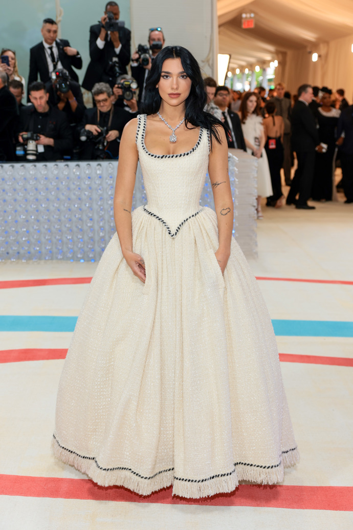 Dua Lipa v šatech CHANEL Fall 1992 Couture

