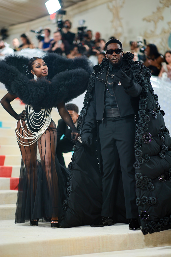 Yung Miami v šatech ACT No1 a Diddy v outfitu od Burberry
