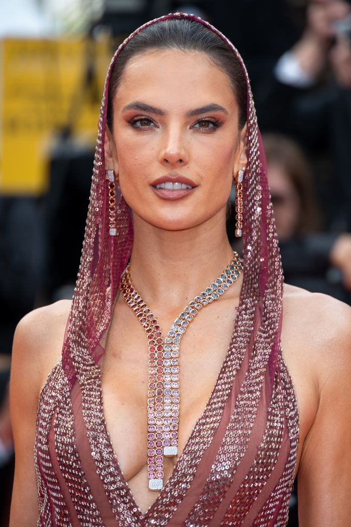 Alessandra Ambrosio na 76. filmovém festivalu v Cannes.
