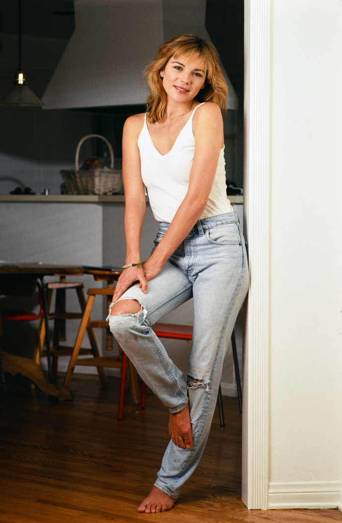 Roztrhaný denim

Roztrhané džíny? Byly nesmírně cool. První jsme si vyrobili svépomocí, později už byly k sehnání v celé své ošklivosti. Naše babičky na nás tehdy nevěřícně koukaly, když viděly díry na našich kolenou – a ptaly se, zda nám je nemají zašít. Dnes už se roztrhaný denim nosí jen velmi zřídka, některé z nás se ale stále nechtějí s rozloučit... Přece jen dokážou vypadat někdy skvěle.
