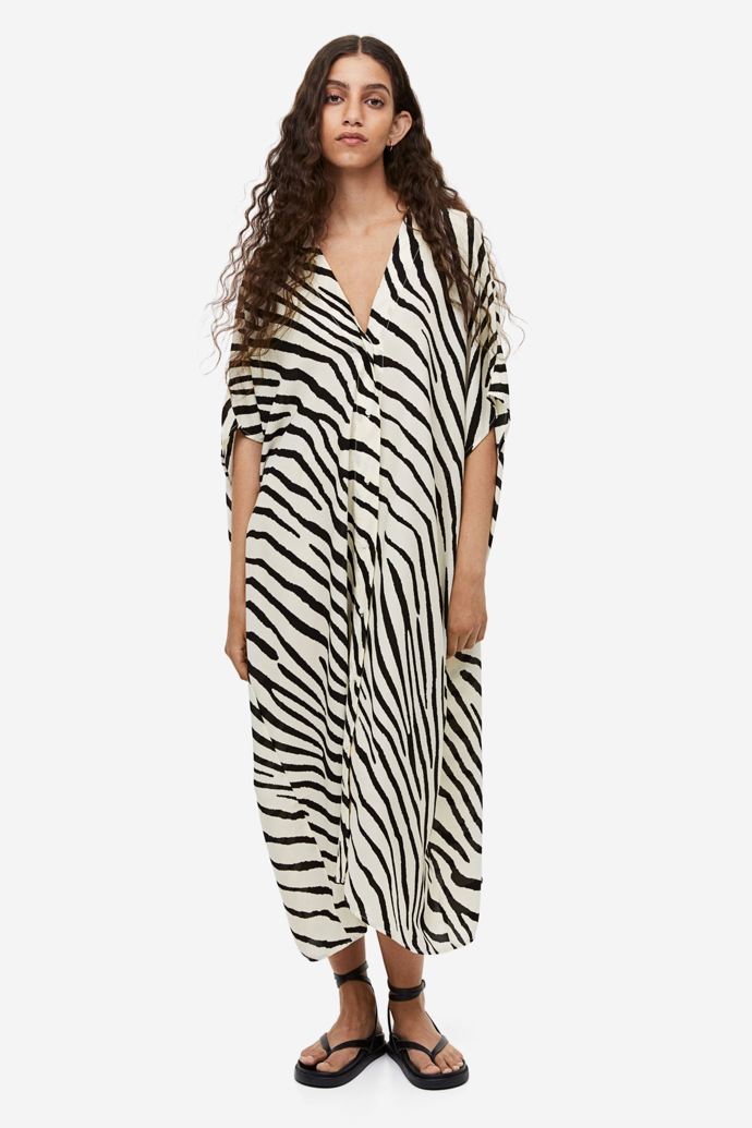  

Oversized kaftanové šaty, 749 Kč, H&M

