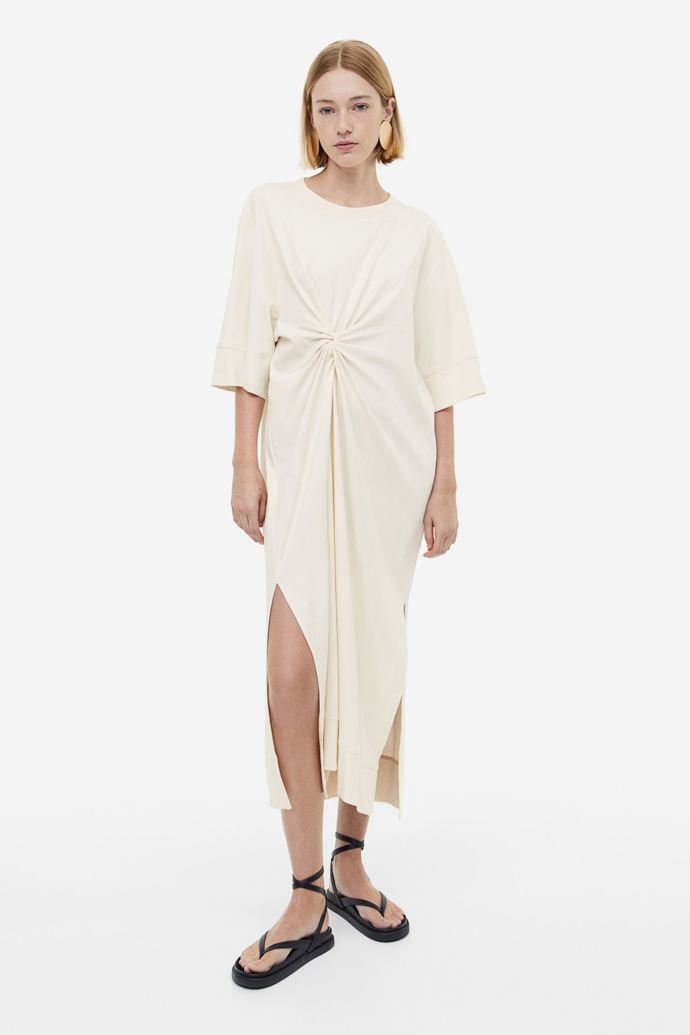  

Oversized tričkové šaty, 899 Kč, H&M

