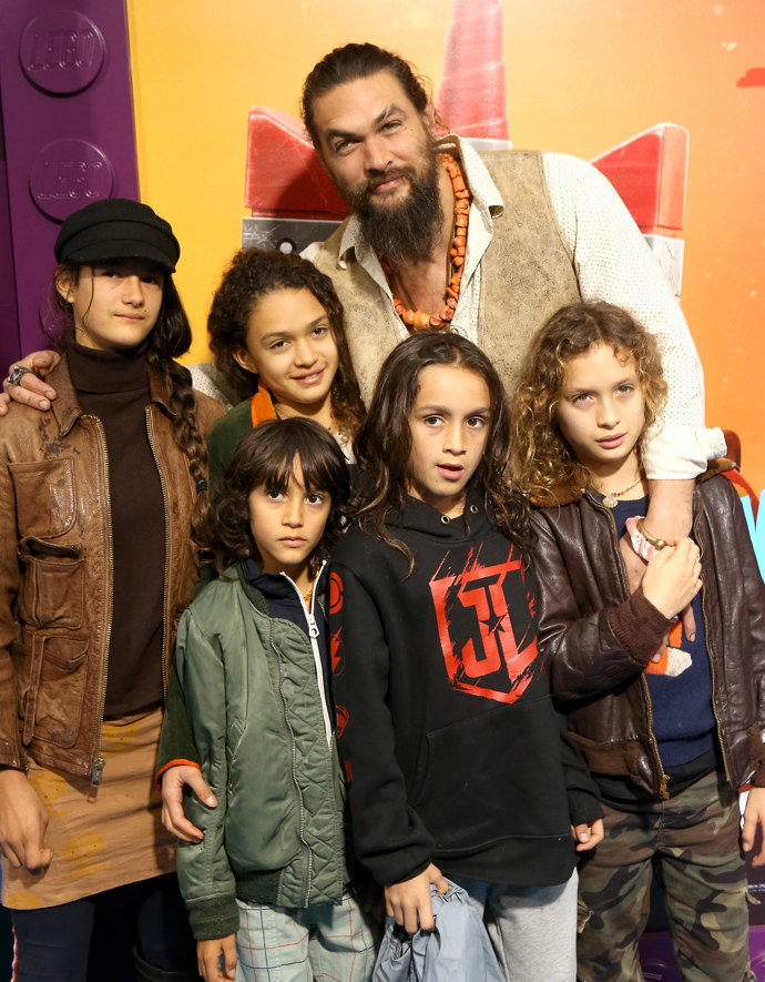  

Jason Momoa s dětmi. 

