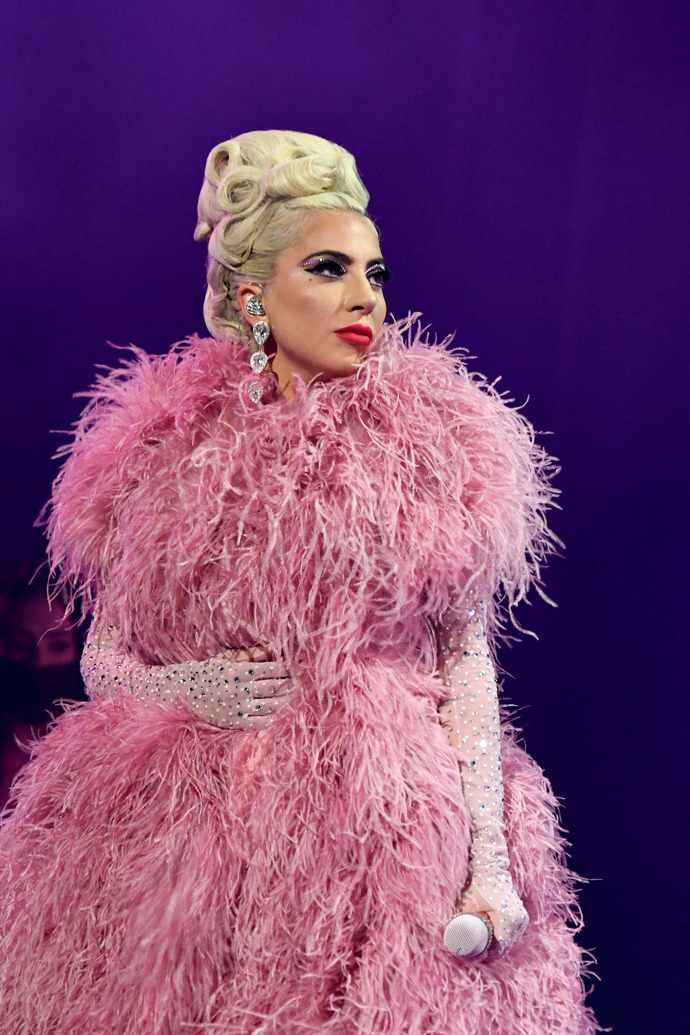 Lady Gaga

Na svém proslovu během předávání cen v roce 2018 se Lady Gaga otevřela o své zkušenosti se syndromem vyhoření. Po letech, kdy říkala ano na všechny pracovní příležitosti, rozhovory a eventy, se z onoho slova stala automatická odpověď na všechno. Gaga dodala, že tohle všechno říká proto, že pro ni bylo už moc pozdě. Přiznala, že měla pomoc vyhledat dříve, tak aby předešla problémům s duševním zdravím.
