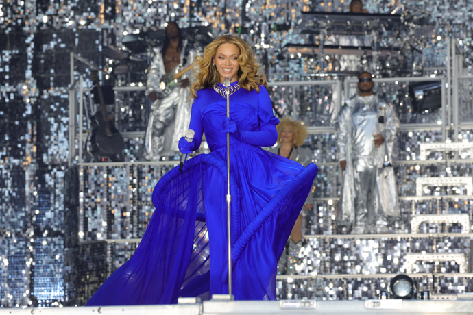 Roksanda

Když se Beyoncé na svém turné Renaissance přesunula do Londýna, její stylový šatník byl doplněn o velkolepou róbu v modré róbě na zakázku od Roksandy, která měla sladěné rukavice a strukturovanou splývavou sukni.
