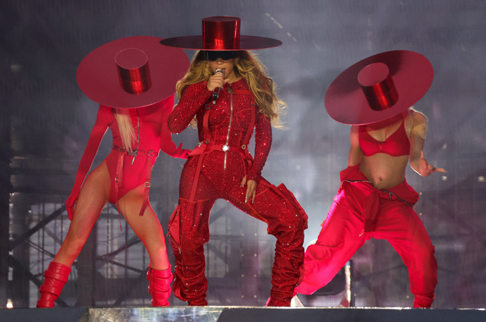 Off-White

Beyoncé zvolila i výrazný look z dílny značky Off-White. Červené body mělo po celé délce posetých 40 000 červených krystalů Hotfix. Doplnila jej o nepřehlédnutelný klobouk od ukrajinské značky Ruslan Baginskiy.
