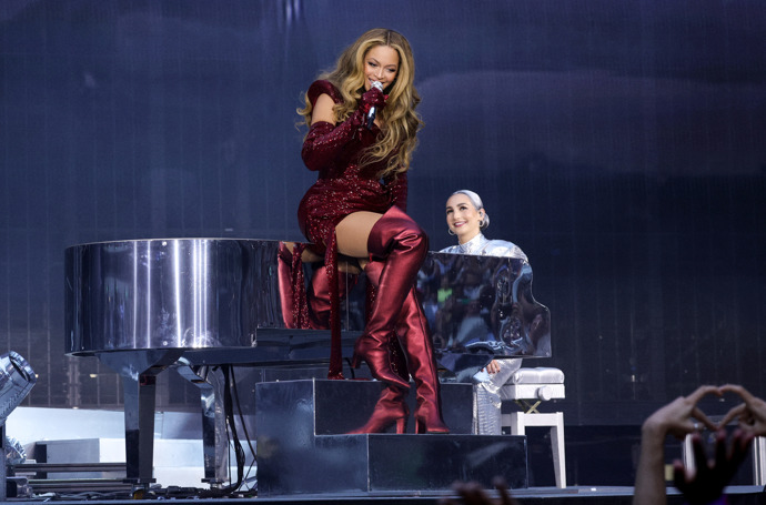 Alexander McQueen

Během londýnského vystoupení si Beyoncé již podruhé během svého turné oblékla šaty od značky Alexander McQueen. Sytě červené třpytivé šaty s kozačkami nad kolena pocházejí z kolekce módního domu Fall/Winter 2023.
