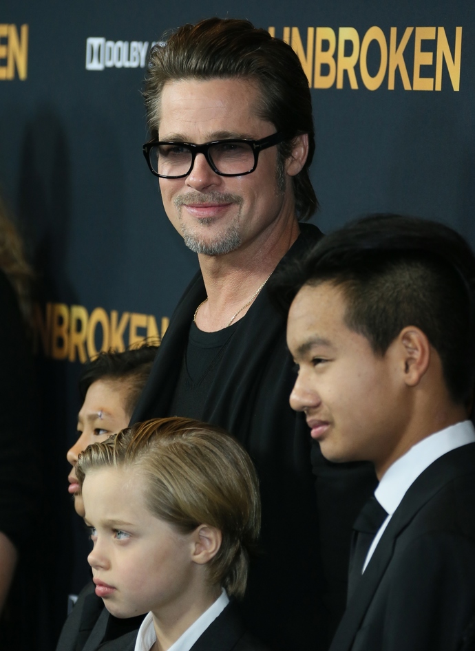  

Brad Pitt s dětmi.
