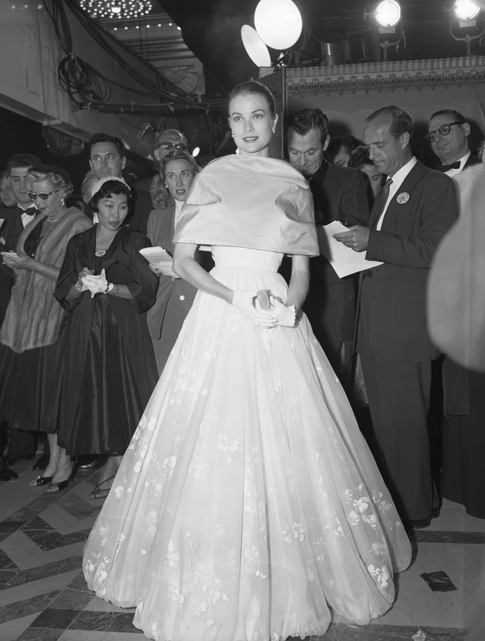 Grace Kelly v šatech od Edith Head v roce 1956 při předávání 28th Annual Academy Award.
