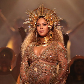 Beyoncé

Beyoncé už nejednou promluvila o tom, jak důležité je pečovat o své vlastní já. A také o tom, že ženy často ignorují veškeré známky vyhoření. „Mnoho žen bylo naučeno ignorovat jakékoliv symptomy a raději se soustředit na péči o ostatní,“ řekla Queen B. V určité fázi své kariéry Beyoncé už ani nevěděla, který je den a v jakém městě se nachází, přemýšlela jen o nadcházejících vystoupeních. Po porodu si vzala rok volna pro sebe, který zasvětila objevování muzeí, sledování baletních vystoupení a navštěvování zkrátka všech míst, na která neměla čas se podívat během svých turné.
